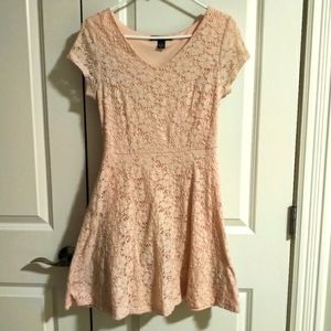 ✨SALE: 3 for $25!✨ Suzy Shier lace blush pink v-neck dress - small